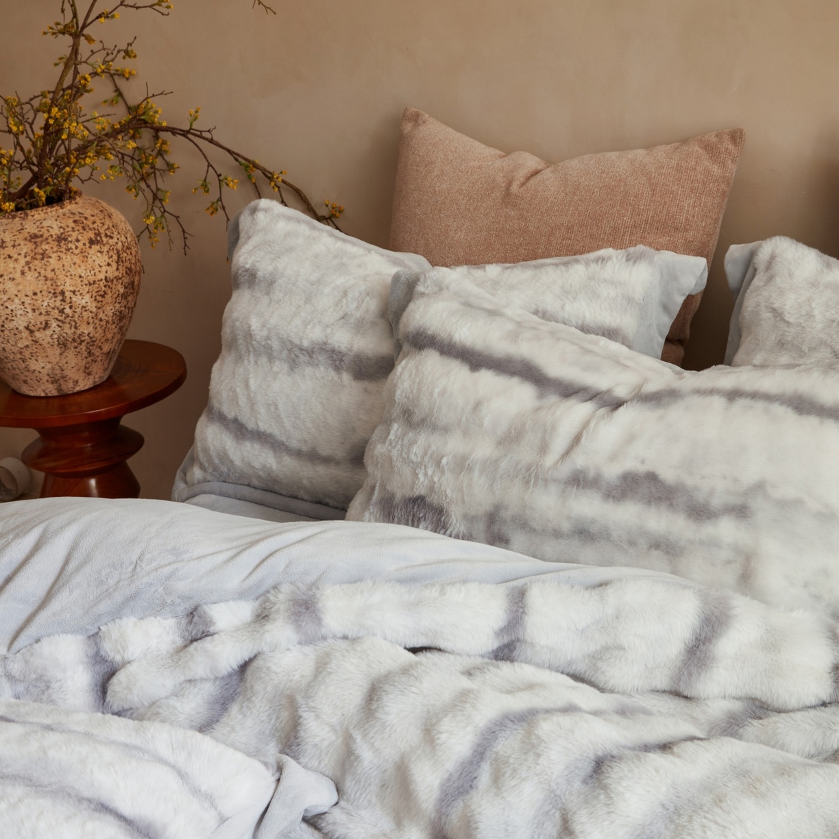 91家纺网 家纺一手货源 找家纺 时亿家居 2025新款360g兔毛绒拼接牛奶绒四件套系列 灰色（暖绒灰）