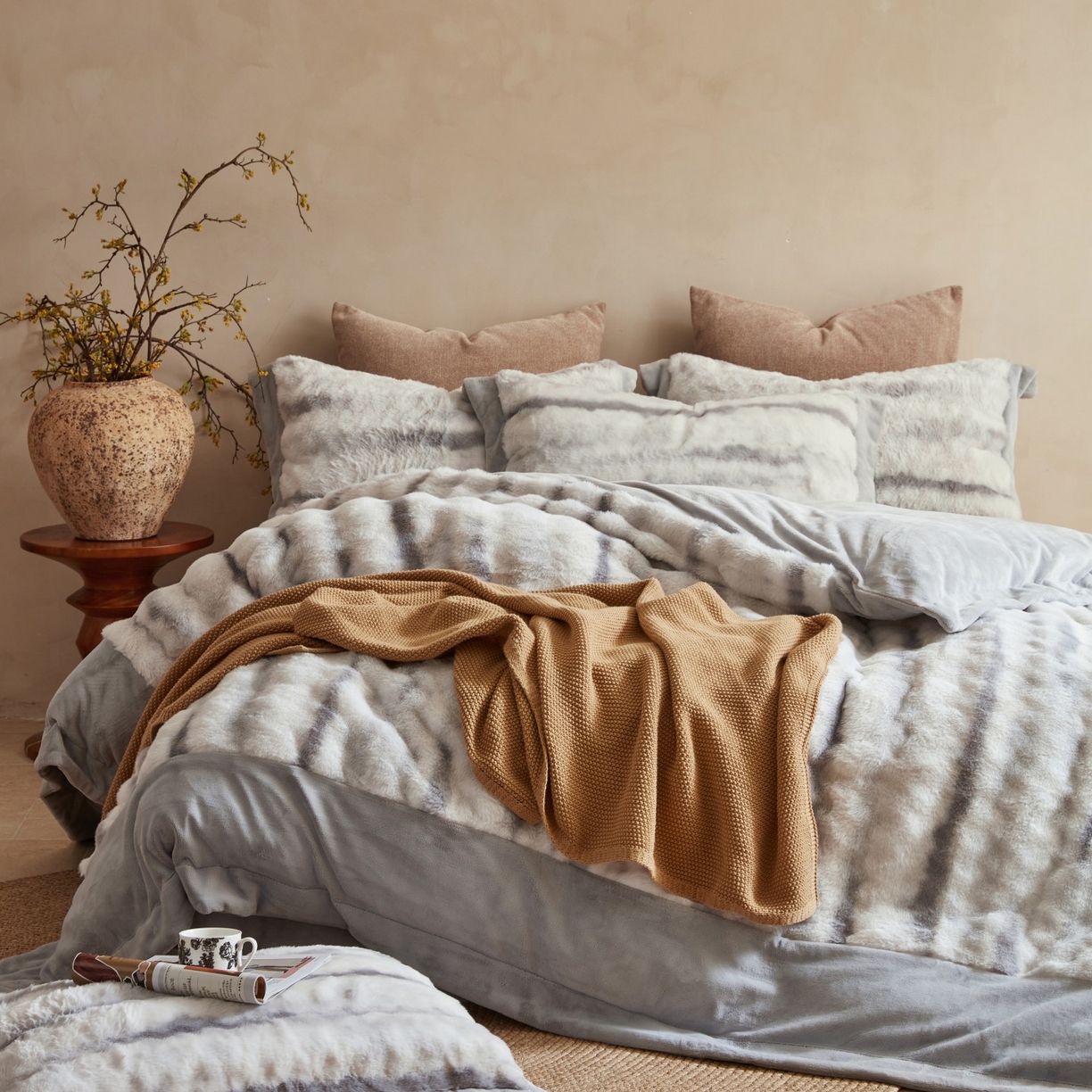 91家纺网 家纺一手货源 找家纺 时亿家居 2025新款360g兔毛绒拼接牛奶绒四件套系列 灰色（暖绒灰）