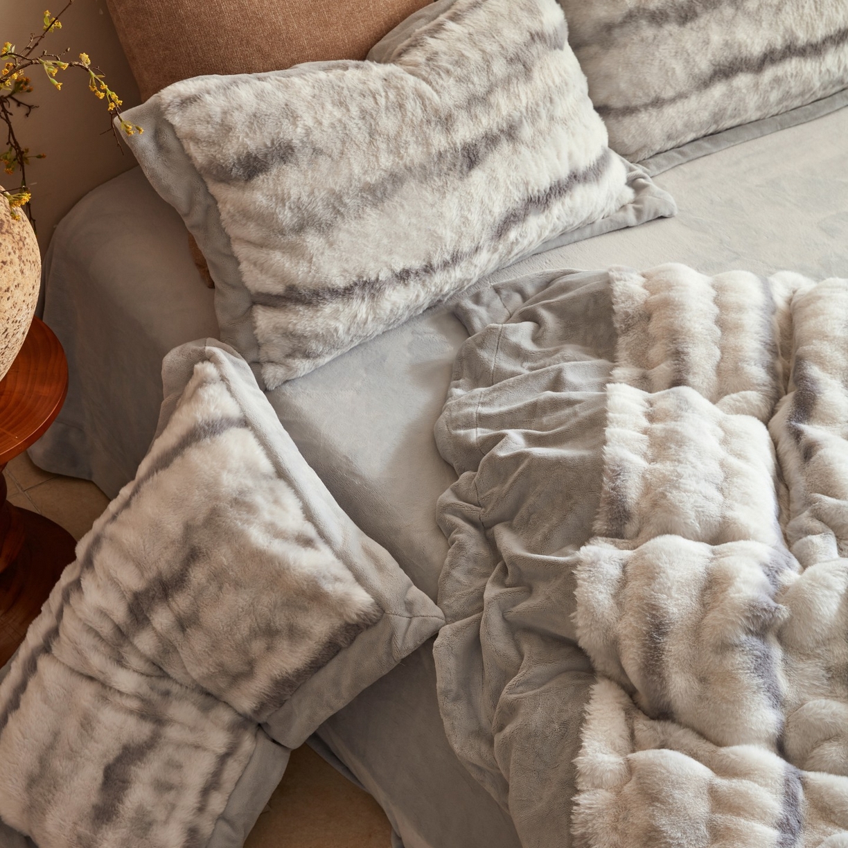 91家纺网 家纺一手货源 找家纺 时亿家居 2025新款360g兔毛绒拼接牛奶绒四件套系列 灰色（暖绒灰）