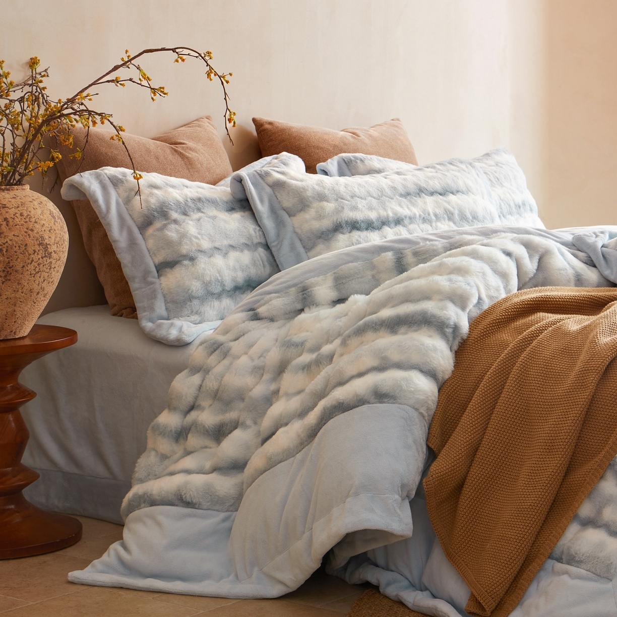 91家纺网 家纺一手货源 找家纺 时亿家居 2025新款360g兔毛绒拼接牛奶绒四件套系列 蓝色（绒湖蓝）