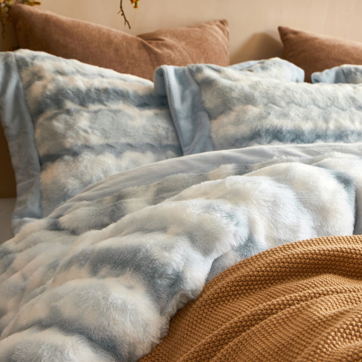 91家纺网 家纺一手货源 找家纺 时亿家居 2025新款360g兔毛绒拼接牛奶绒四件套系列 蓝色（绒湖蓝）