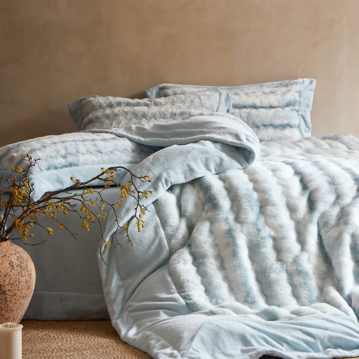 91家纺网 家纺一手货源 找家纺 时亿家居 2025新款360g兔毛绒拼接牛奶绒四件套系列 蓝色（绒湖蓝）