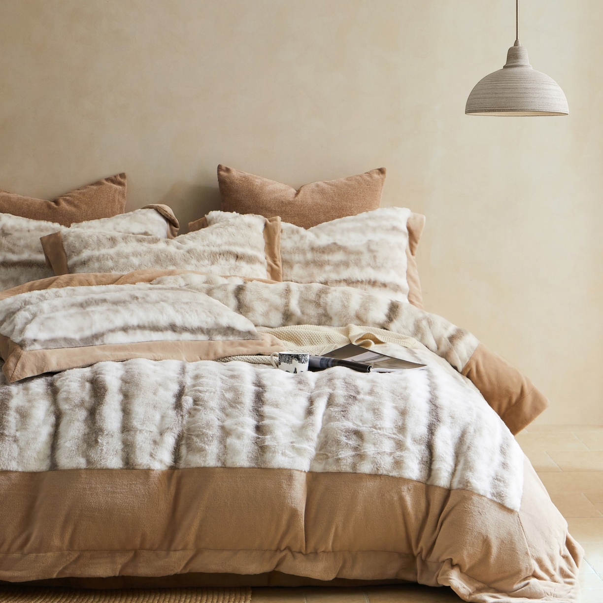 91家纺网 家纺一手货源 找家纺 时亿家居 2025新款360g兔毛绒拼接牛奶绒四件套系列 浅咖（拿铁咖）