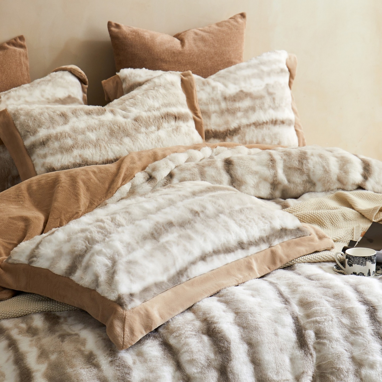 91家纺网 家纺一手货源 找家纺 时亿家居 2025新款360g兔毛绒拼接牛奶绒四件套系列 浅咖（拿铁咖）