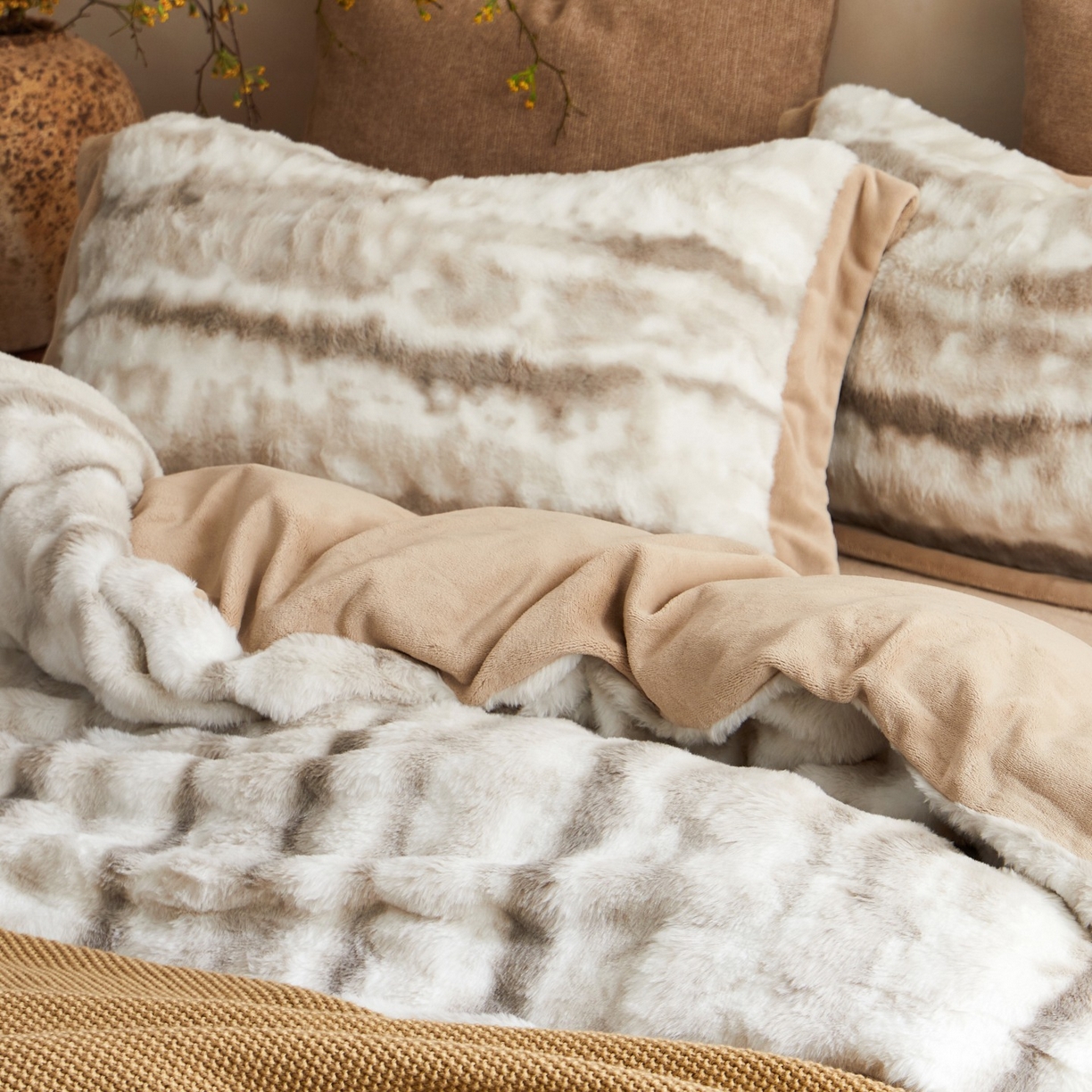 91家纺网 家纺一手货源 找家纺 时亿家居 2025新款360g兔毛绒拼接牛奶绒四件套系列 浅咖（拿铁咖）