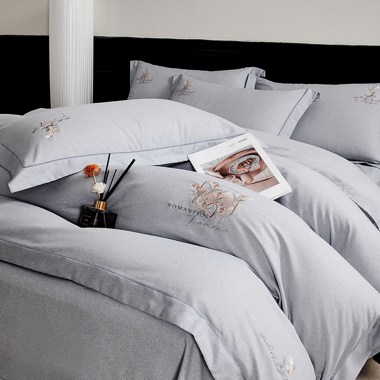 91家纺网 家纺一手货源 找家纺 U品汇 2025新品60S长绒棉加厚全棉纯棉磨毛刺绣花四件套宽边款礼盒装 清韵-高级灰