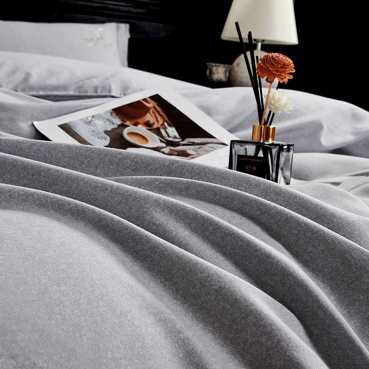 91家纺网 家纺一手货源 找家纺 U品汇 2025新品60S长绒棉加厚全棉纯棉磨毛刺绣花四件套宽边款礼盒装 清韵-高级灰