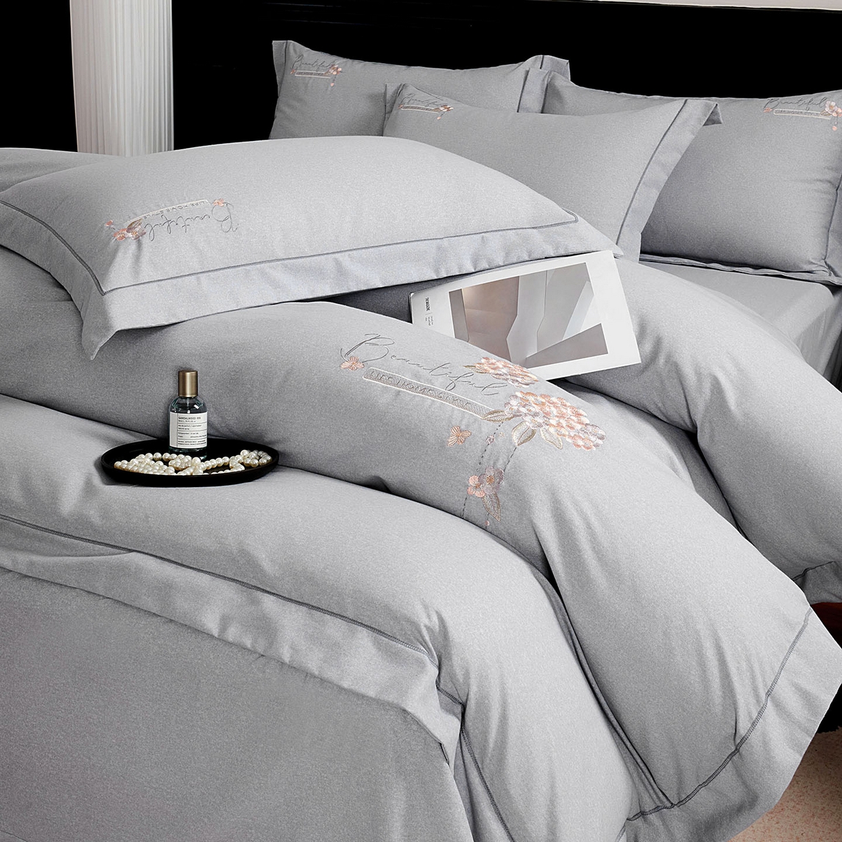 91家纺网 家纺一手货源 找家纺 U品汇 2025新品60S长绒棉加厚全棉纯棉磨毛刺绣花四件套宽边款礼盒装 悦颜-高级灰