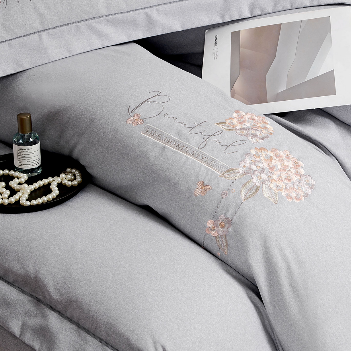91家纺网 家纺一手货源 找家纺 U品汇 2025新品60S长绒棉加厚全棉纯棉磨毛刺绣花四件套宽边款礼盒装 悦颜-高级灰
