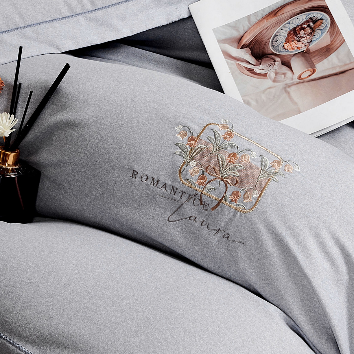 91家纺网 家纺一手货源 找家纺 U品汇 2025新品60S长绒棉加厚全棉纯棉磨毛刺绣花四件套宽边款礼盒装 清韵-高级灰