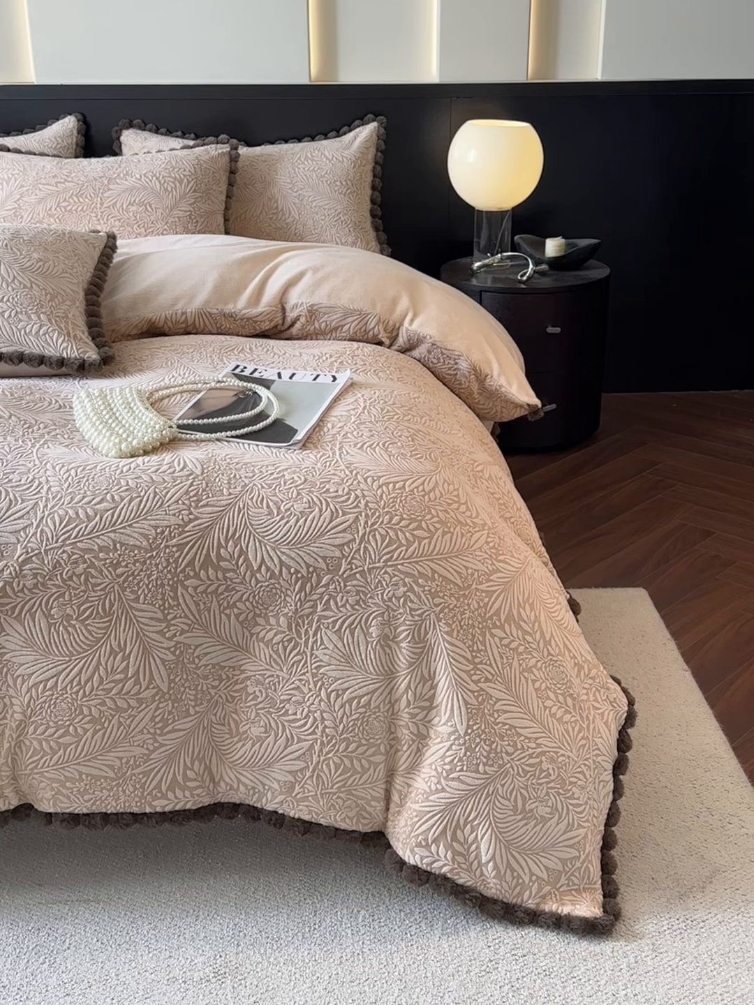 91家纺网 家纺一手货源 找家纺 （总）羚羊语家纺 2025新款雕花绒牛奶绒兔毛球四件套轻奢风立体着色烂花牛奶绒提花加厚保暖床单