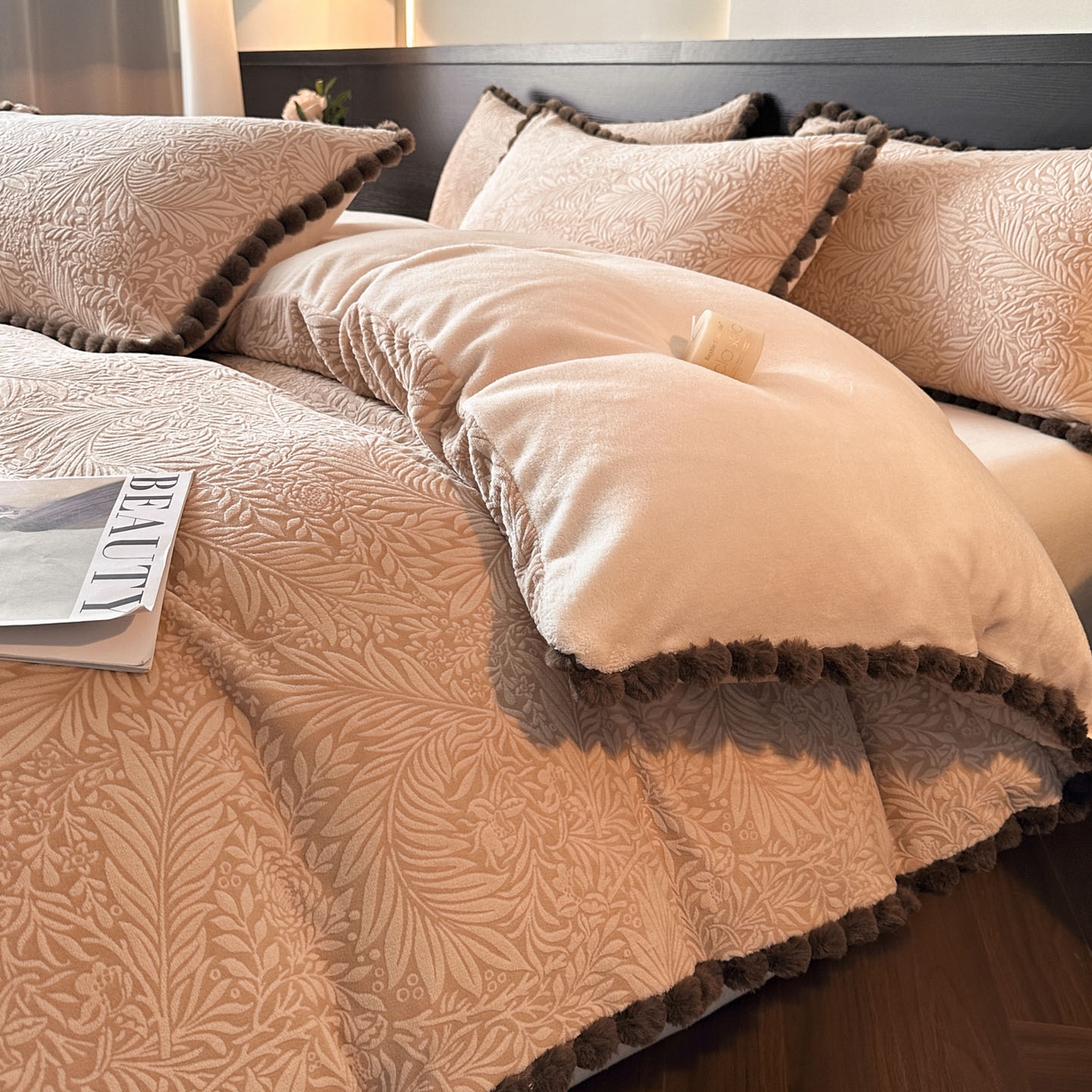 91家纺网 家纺一手货源 找家纺 （总）羚羊语家纺 2025新款雕花绒牛奶绒兔毛球四件套轻奢风立体着色烂花牛奶绒提花加厚保暖床单
