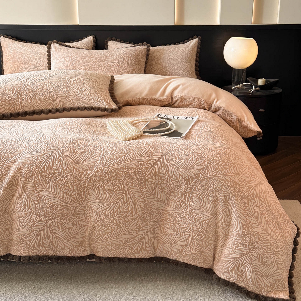 91家纺网 家纺一手货源 找家纺 （总）羚羊语家纺 2025新款雕花绒牛奶绒兔毛球四件套轻奢风立体着色烂花牛奶绒提花加厚保暖床单