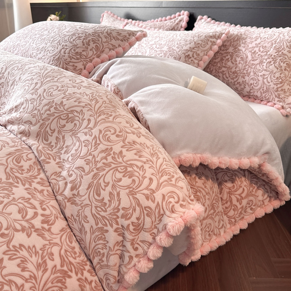 91家纺网 家纺一手货源 找家纺 （总）羚羊语家纺 2025新款雕花绒牛奶绒兔毛球四件套轻奢风立体着色烂花牛奶绒提花加厚保暖床单