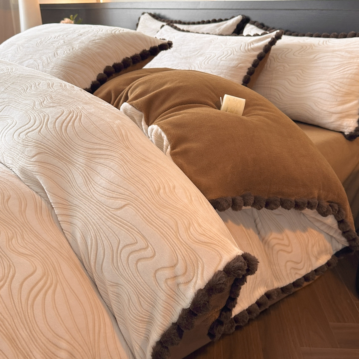 91家纺网 家纺一手货源 找家纺 （总）羚羊语家纺 2025新款雕花绒牛奶绒兔毛球四件套轻奢风立体着色烂花牛奶绒提花加厚保暖床单