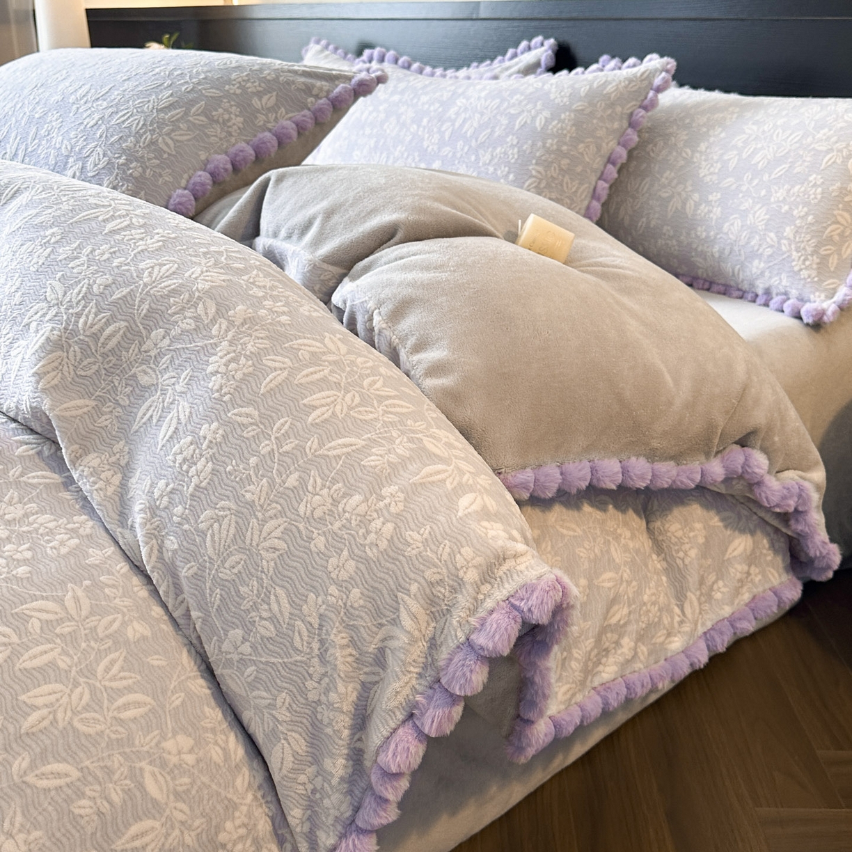 91家纺网 家纺一手货源 找家纺 （总）羚羊语家纺 2025新款雕花绒牛奶绒兔毛球四件套轻奢风立体着色烂花牛奶绒提花加厚保暖床单