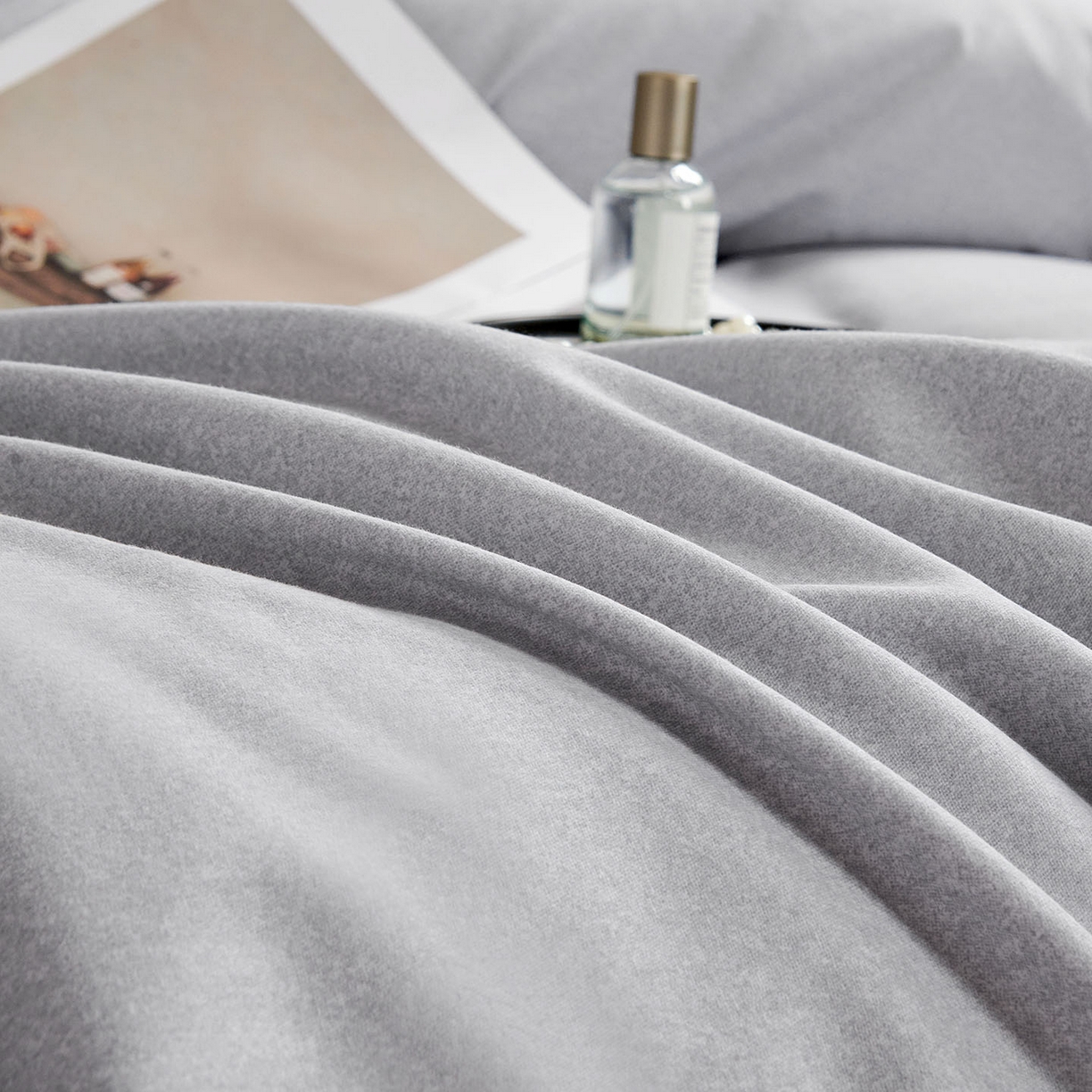 91家纺网 家纺一手货源 找家纺 U品汇 2025新品60S长绒棉加厚全棉纯棉磨毛刺绣花四件套宽边款礼盒装 悦颜-高级灰