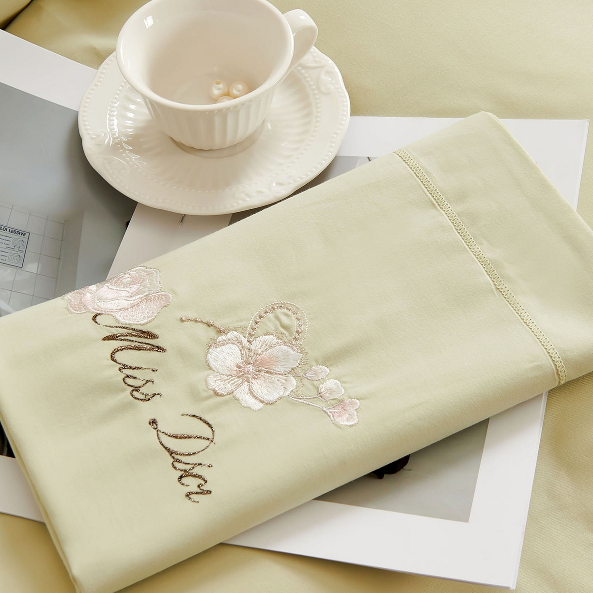 91家纺网 家纺一手货源 找家纺 U品汇 2025新品60S长绒棉加厚全棉纯棉磨毛刺绣花四件套宽边款礼盒装 香榭丽-昧青