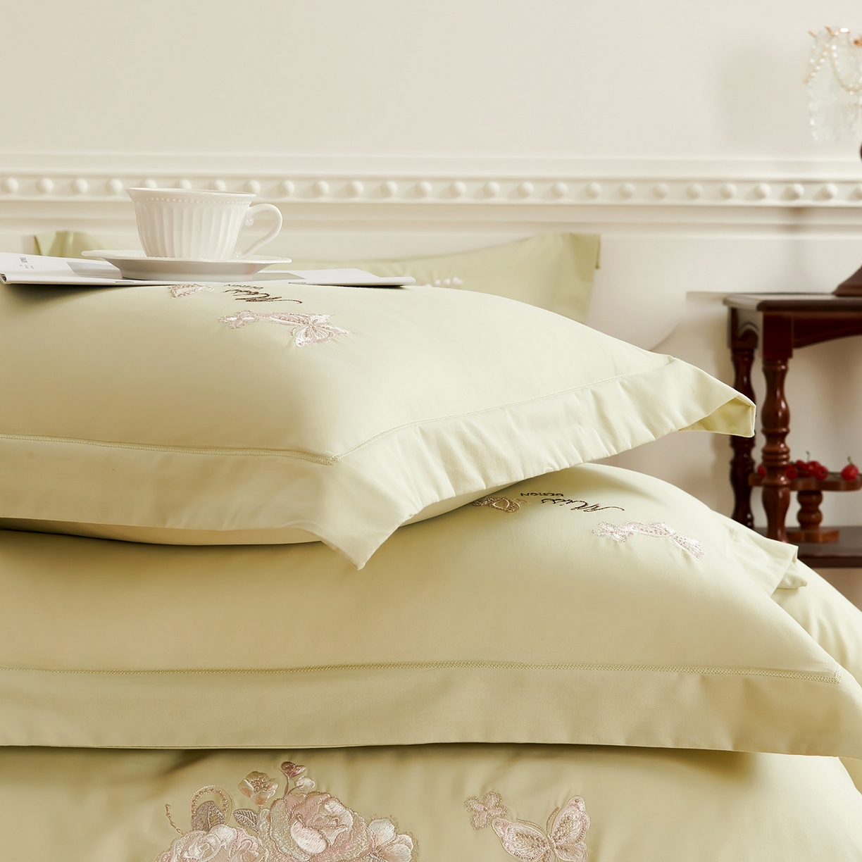 91家纺网 家纺一手货源 找家纺 U品汇 2025新品60S长绒棉加厚全棉纯棉磨毛刺绣花四件套宽边款礼盒装 香榭丽-昧青