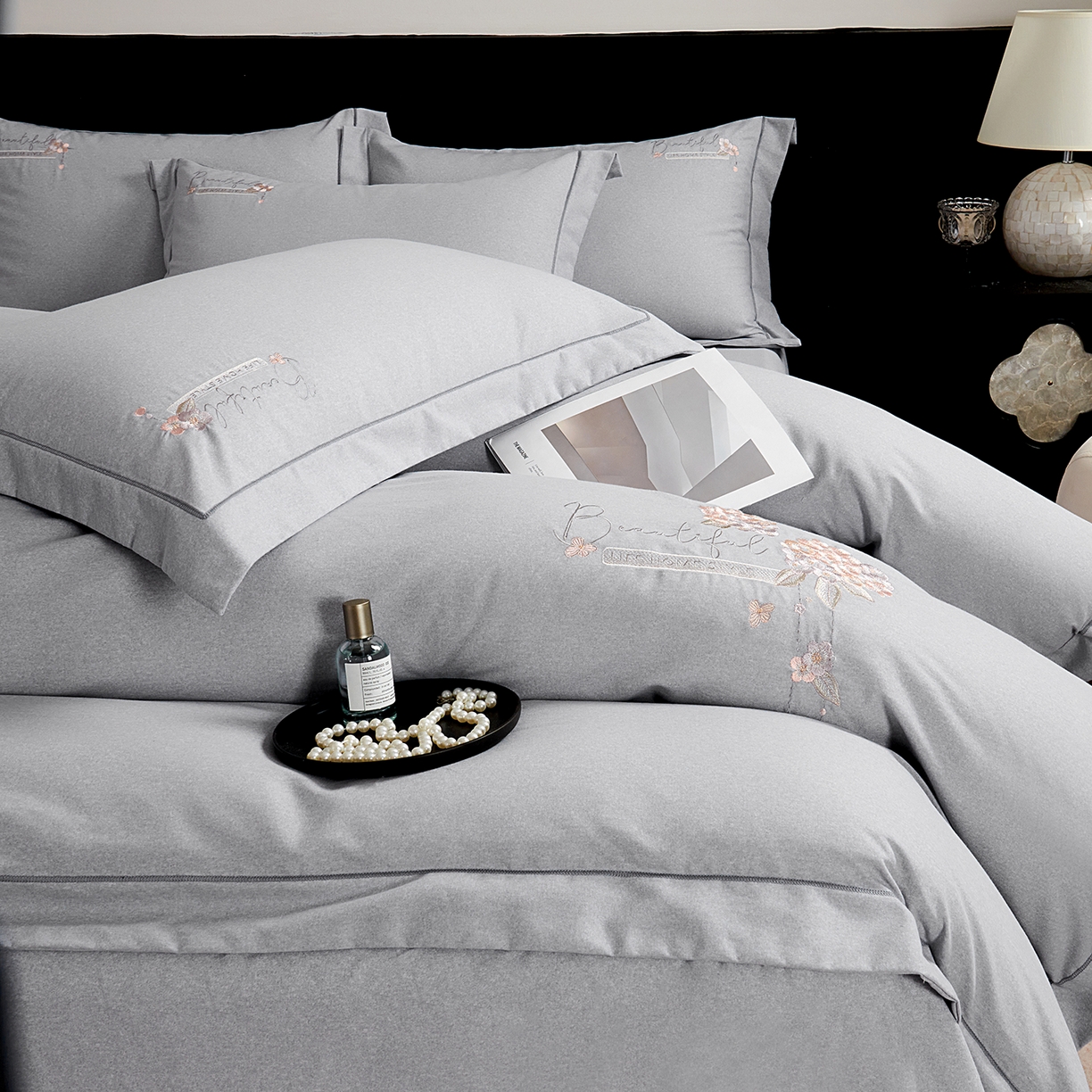 91家纺网 家纺一手货源 找家纺 U品汇 2025新品60S长绒棉加厚全棉纯棉磨毛刺绣花四件套宽边款礼盒装 悦颜-高级灰