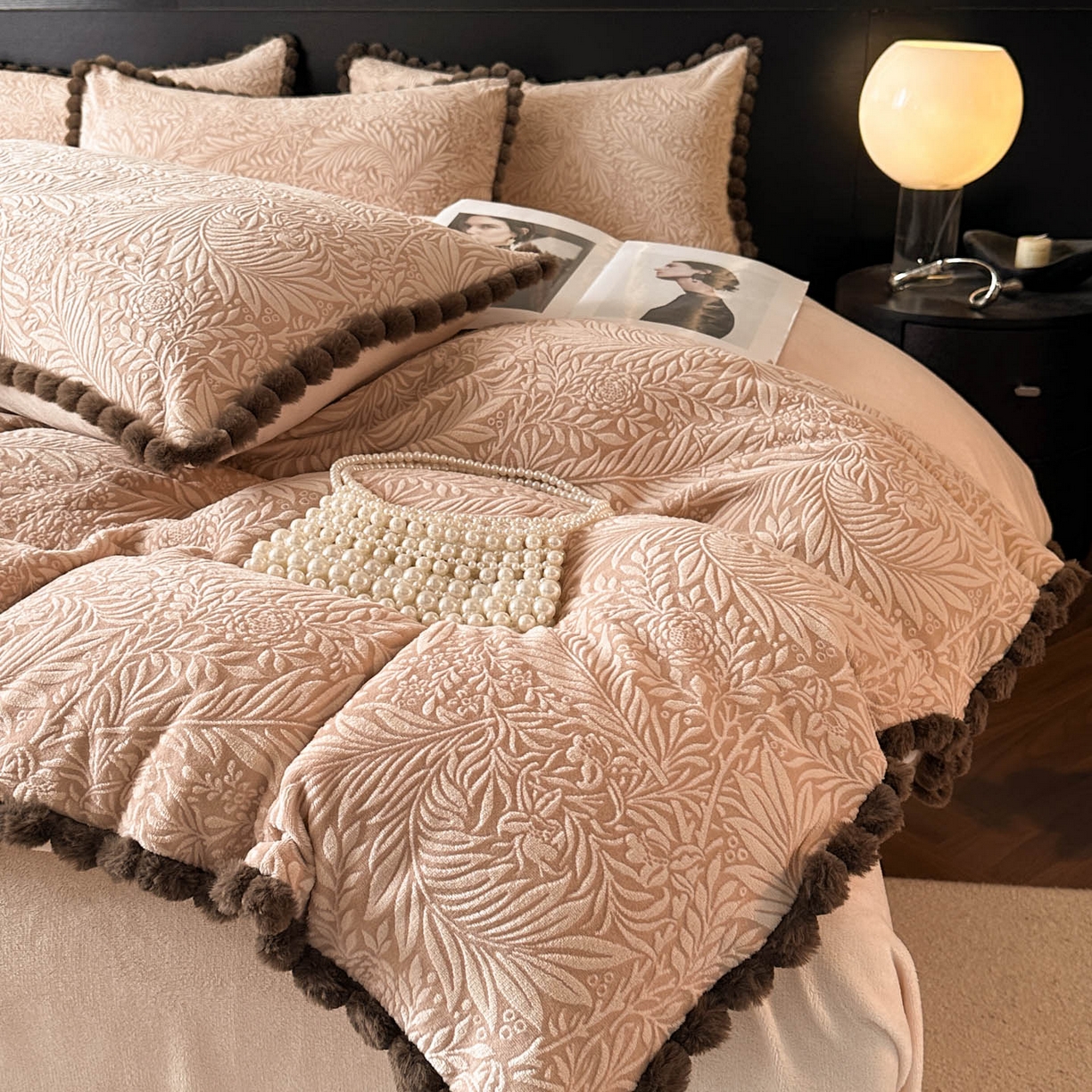 91家纺网 家纺一手货源 找家纺 羚羊语家纺 2025新款雕花绒牛奶绒兔毛球四件套轻奢风立体着色烂花牛奶绒提花加厚保暖床单 蜜绒绒-松露咖