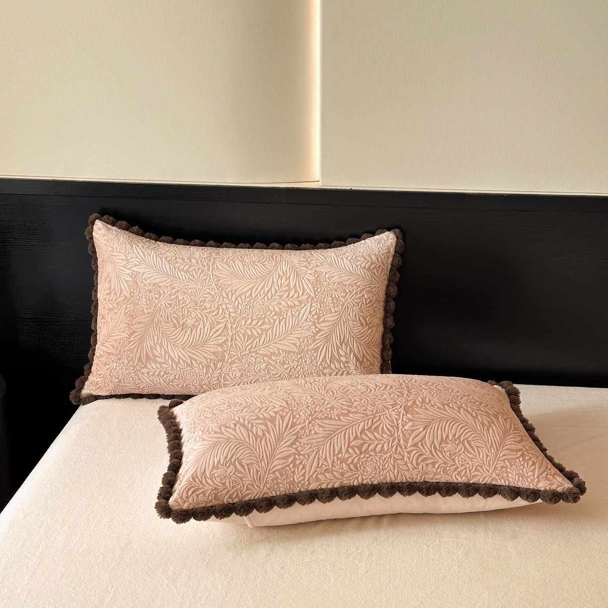 91家纺网 家纺一手货源 找家纺 羚羊语家纺 2025新款雕花绒牛奶绒兔毛球四件套轻奢风立体着色烂花牛奶绒提花加厚保暖床单 蜜绒绒-松露咖