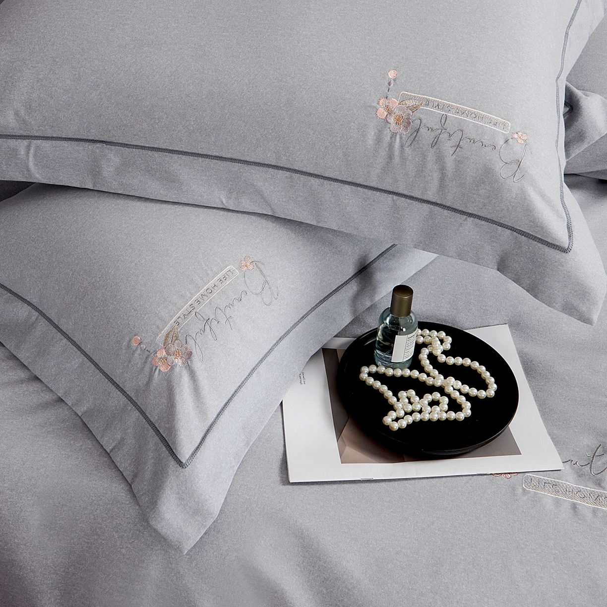 91家纺网 家纺一手货源 找家纺 U品汇 2025新品60S长绒棉加厚全棉纯棉磨毛刺绣花四件套宽边款礼盒装 悦颜-高级灰