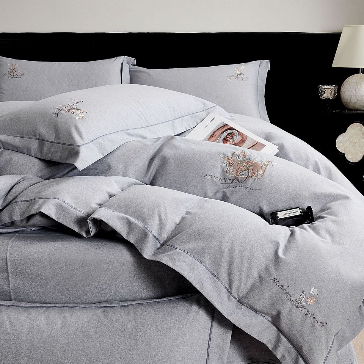 91家纺网 家纺一手货源 找家纺 U品汇 2025新品60S长绒棉加厚全棉纯棉磨毛刺绣花四件套宽边款礼盒装 清韵-高级灰