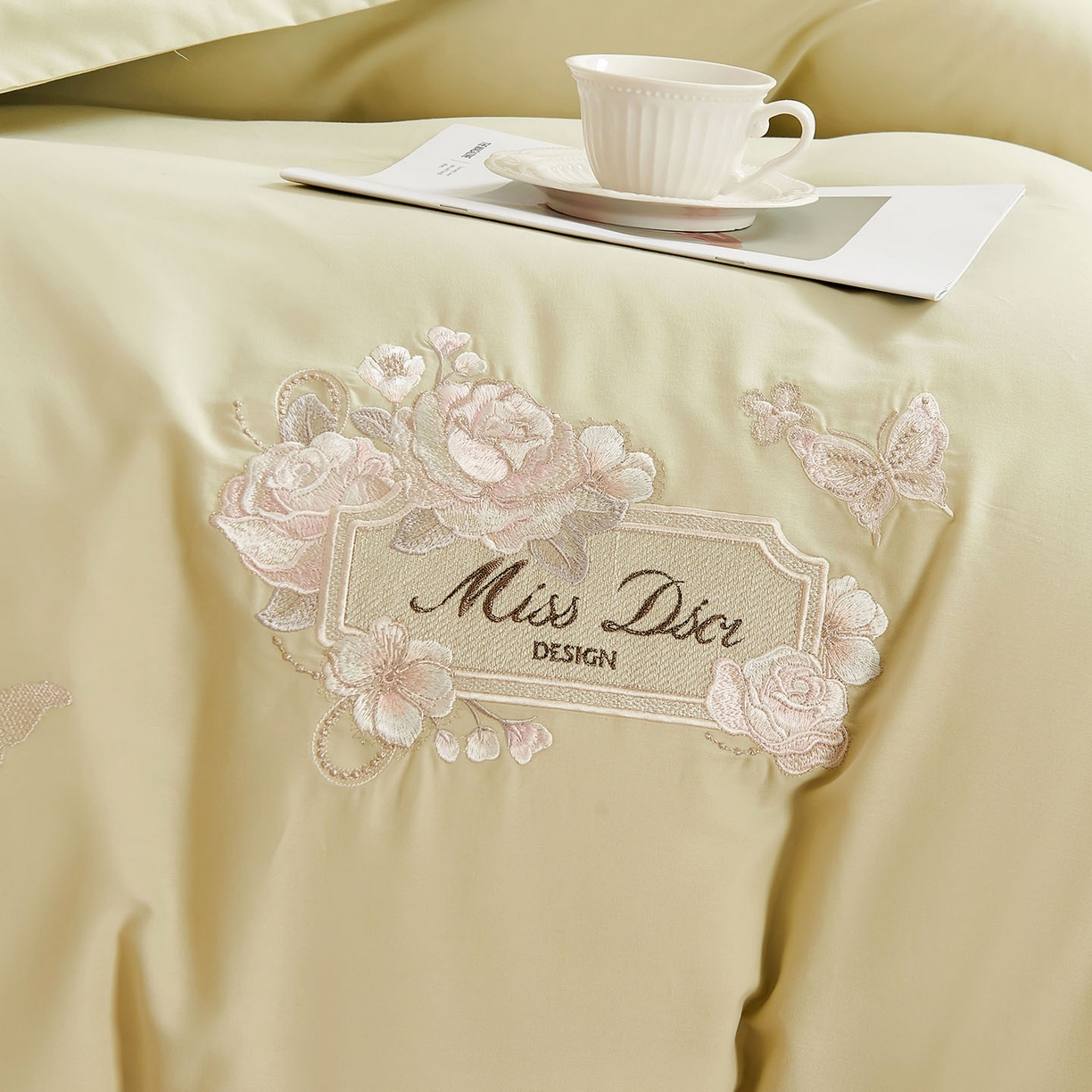 91家纺网 家纺一手货源 找家纺 U品汇 2025新品60S长绒棉加厚全棉纯棉磨毛刺绣花四件套宽边款礼盒装 香榭丽-昧青