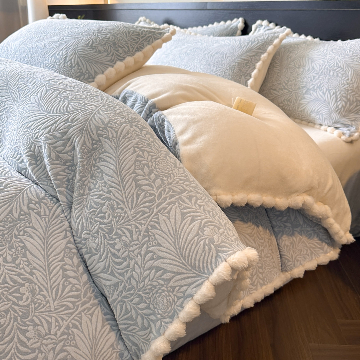 91家纺网 家纺一手货源 找家纺 羚羊语家纺 2025新款雕花绒牛奶绒兔毛球四件套轻奢风立体着色烂花牛奶绒提花加厚保暖床单 蜜绒绒-海盐蓝