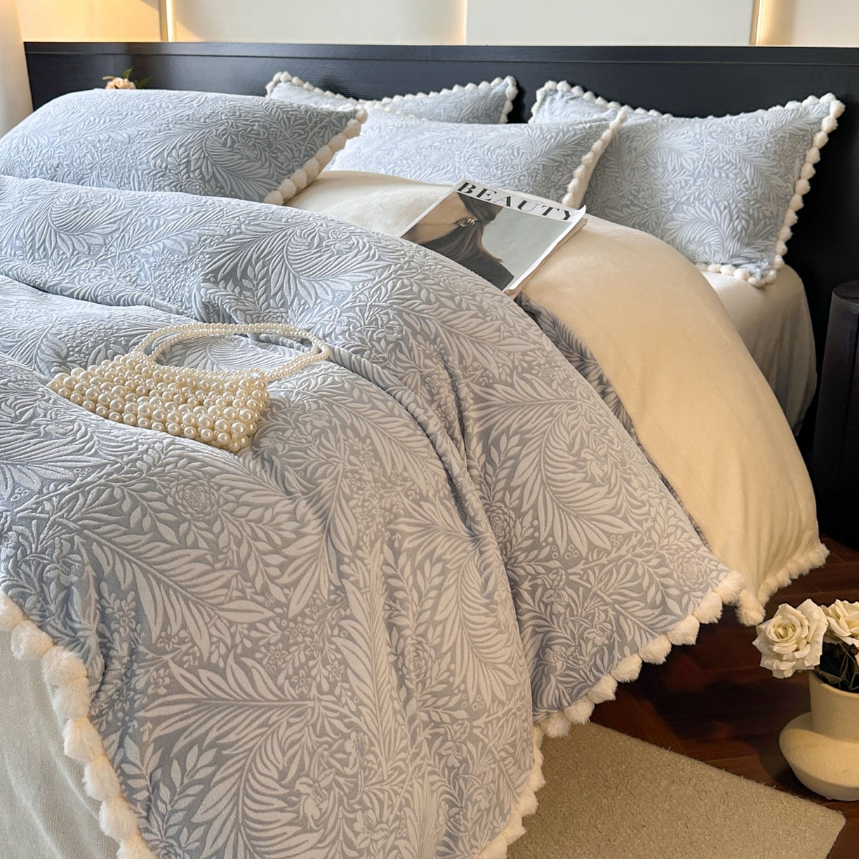 91家纺网 家纺一手货源 找家纺 羚羊语家纺 2025新款雕花绒牛奶绒兔毛球四件套轻奢风立体着色烂花牛奶绒提花加厚保暖床单 蜜绒绒-海盐蓝