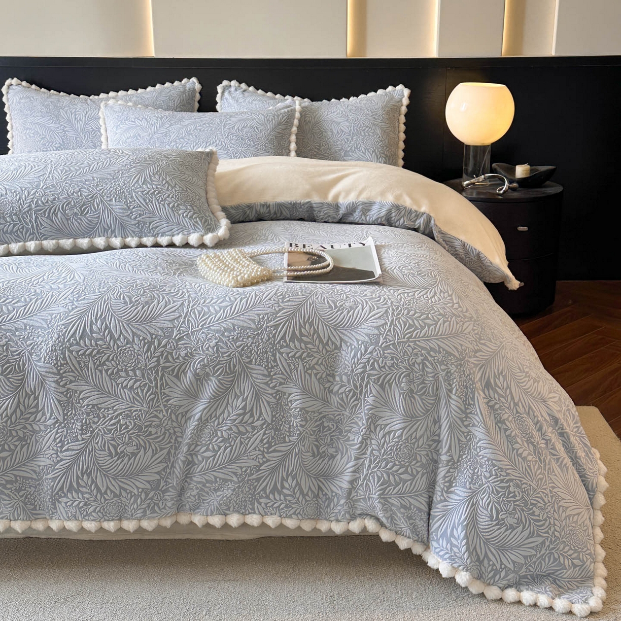 91家纺网 家纺一手货源 找家纺 羚羊语家纺 2025新款雕花绒牛奶绒兔毛球四件套轻奢风立体着色烂花牛奶绒提花加厚保暖床单 蜜绒绒-海盐蓝