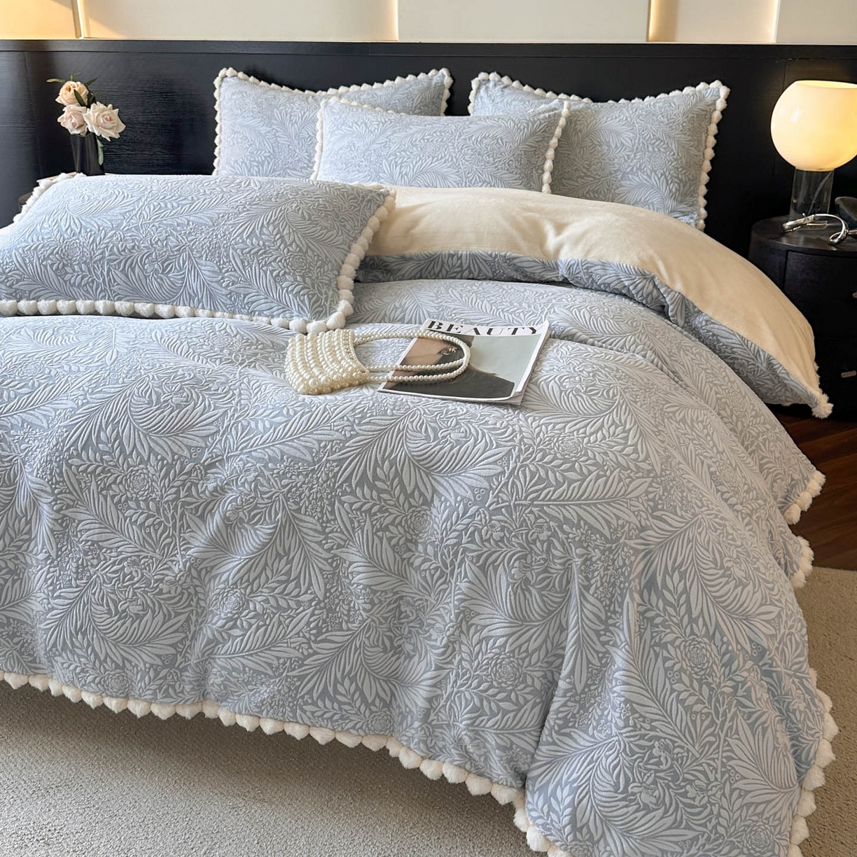 91家纺网 家纺一手货源 找家纺 羚羊语家纺 2025新款雕花绒牛奶绒兔毛球四件套轻奢风立体着色烂花牛奶绒提花加厚保暖床单 蜜绒绒-海盐蓝