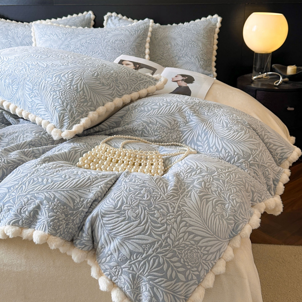 91家纺网 家纺一手货源 找家纺 羚羊语家纺 2025新款雕花绒牛奶绒兔毛球四件套轻奢风立体着色烂花牛奶绒提花加厚保暖床单 蜜绒绒-海盐蓝