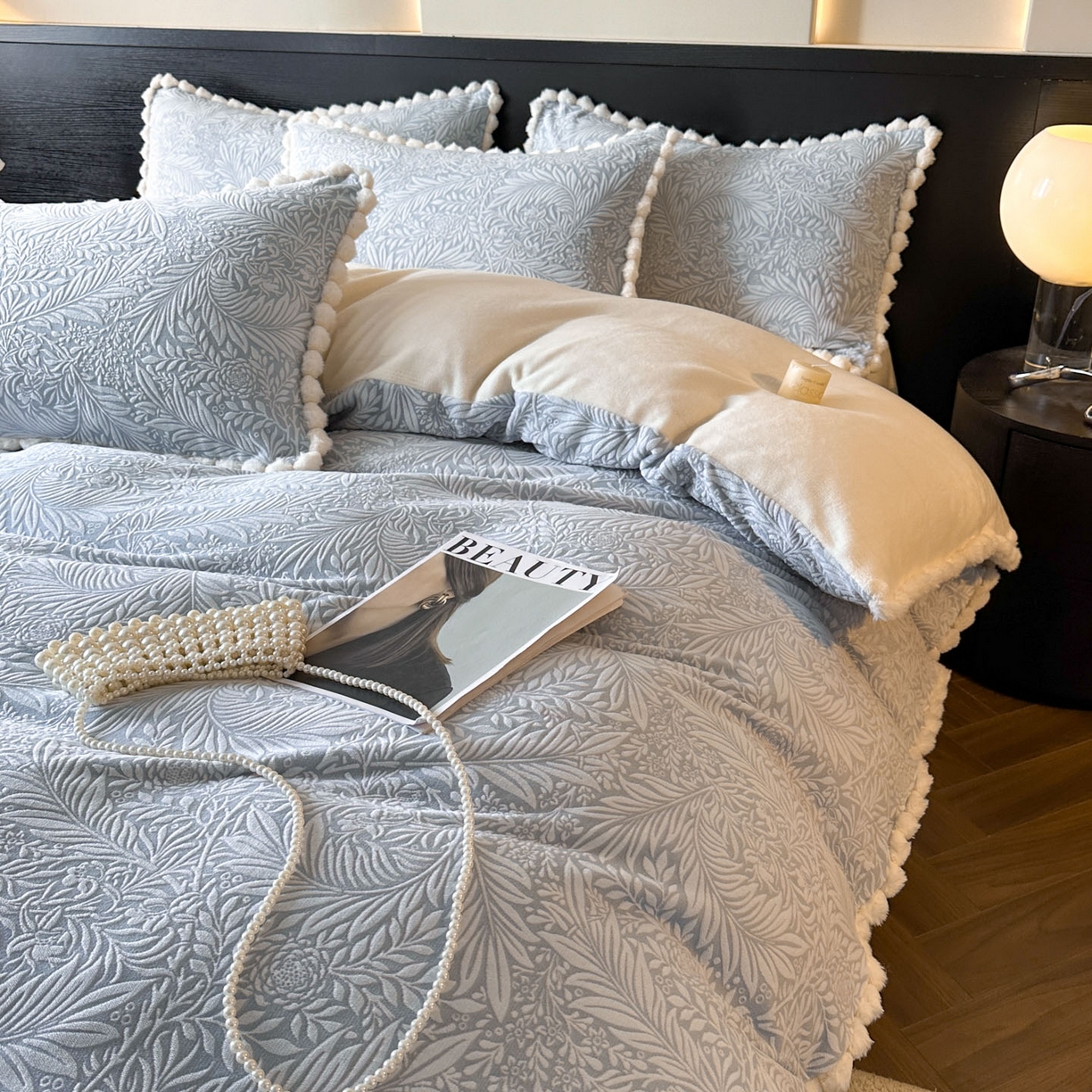 91家纺网 家纺一手货源 找家纺 羚羊语家纺 2025新款雕花绒牛奶绒兔毛球四件套轻奢风立体着色烂花牛奶绒提花加厚保暖床单 蜜绒绒-海盐蓝