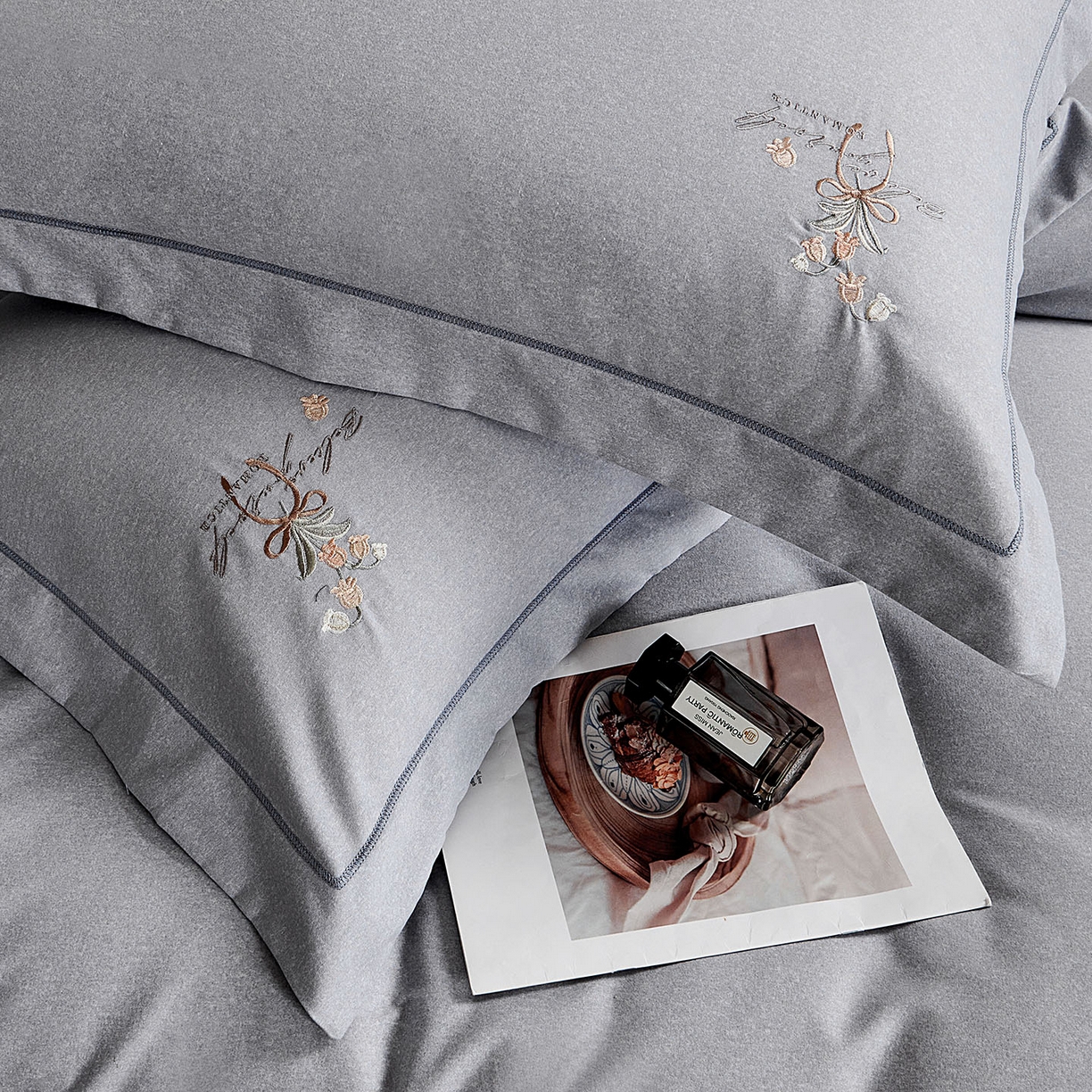 91家纺网 家纺一手货源 找家纺 U品汇 2025新品60S长绒棉加厚全棉纯棉磨毛刺绣花四件套宽边款礼盒装 清韵-高级灰