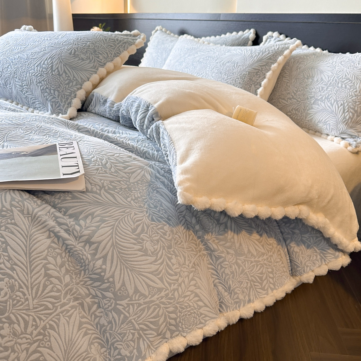 91家纺网 家纺一手货源 找家纺 羚羊语家纺 2025新款雕花绒牛奶绒兔毛球四件套轻奢风立体着色烂花牛奶绒提花加厚保暖床单 蜜绒绒-海盐蓝