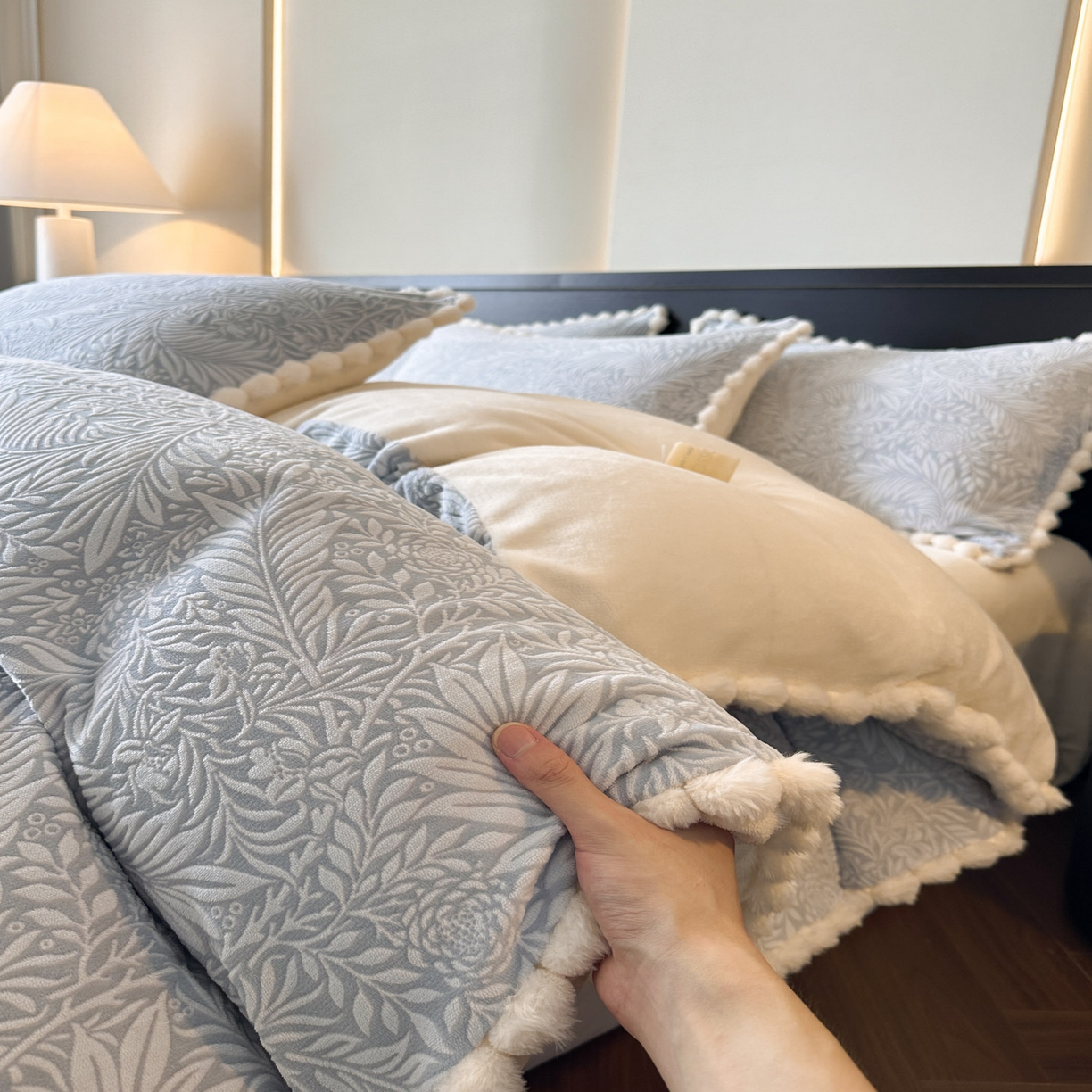 91家纺网 家纺一手货源 找家纺 羚羊语家纺 2025新款雕花绒牛奶绒兔毛球四件套轻奢风立体着色烂花牛奶绒提花加厚保暖床单 蜜绒绒-海盐蓝