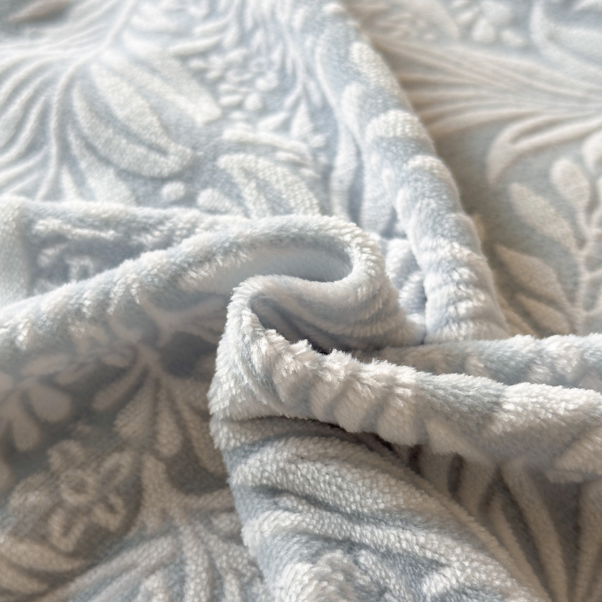 91家纺网 家纺一手货源 找家纺 羚羊语家纺 2025新款雕花绒牛奶绒兔毛球四件套轻奢风立体着色烂花牛奶绒提花加厚保暖床单 蜜绒绒-海盐蓝