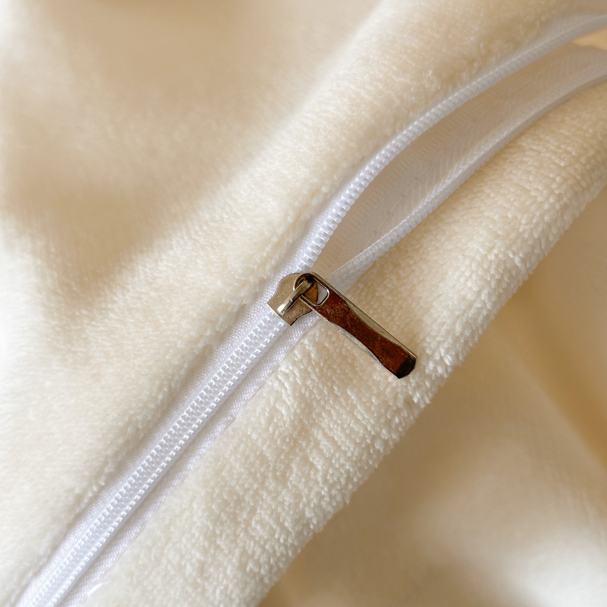 91家纺网 家纺一手货源 找家纺 羚羊语家纺 2025新款雕花绒牛奶绒兔毛球四件套轻奢风立体着色烂花牛奶绒提花加厚保暖床单 蜜绒绒-海盐蓝