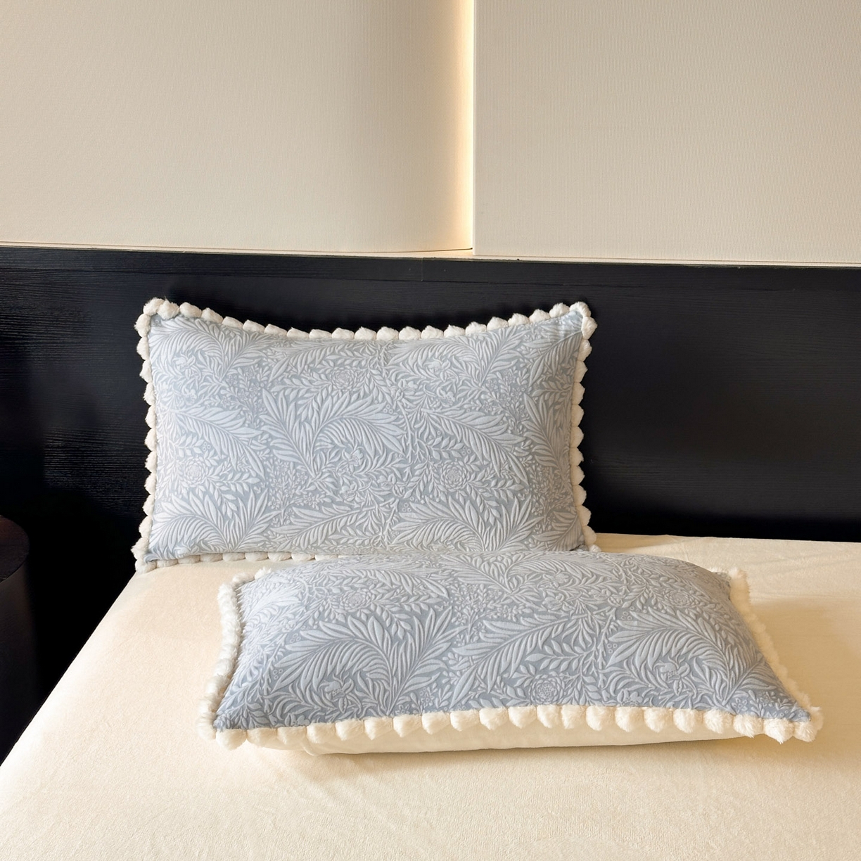 91家纺网 家纺一手货源 找家纺 羚羊语家纺 2025新款雕花绒牛奶绒兔毛球四件套轻奢风立体着色烂花牛奶绒提花加厚保暖床单 蜜绒绒-海盐蓝