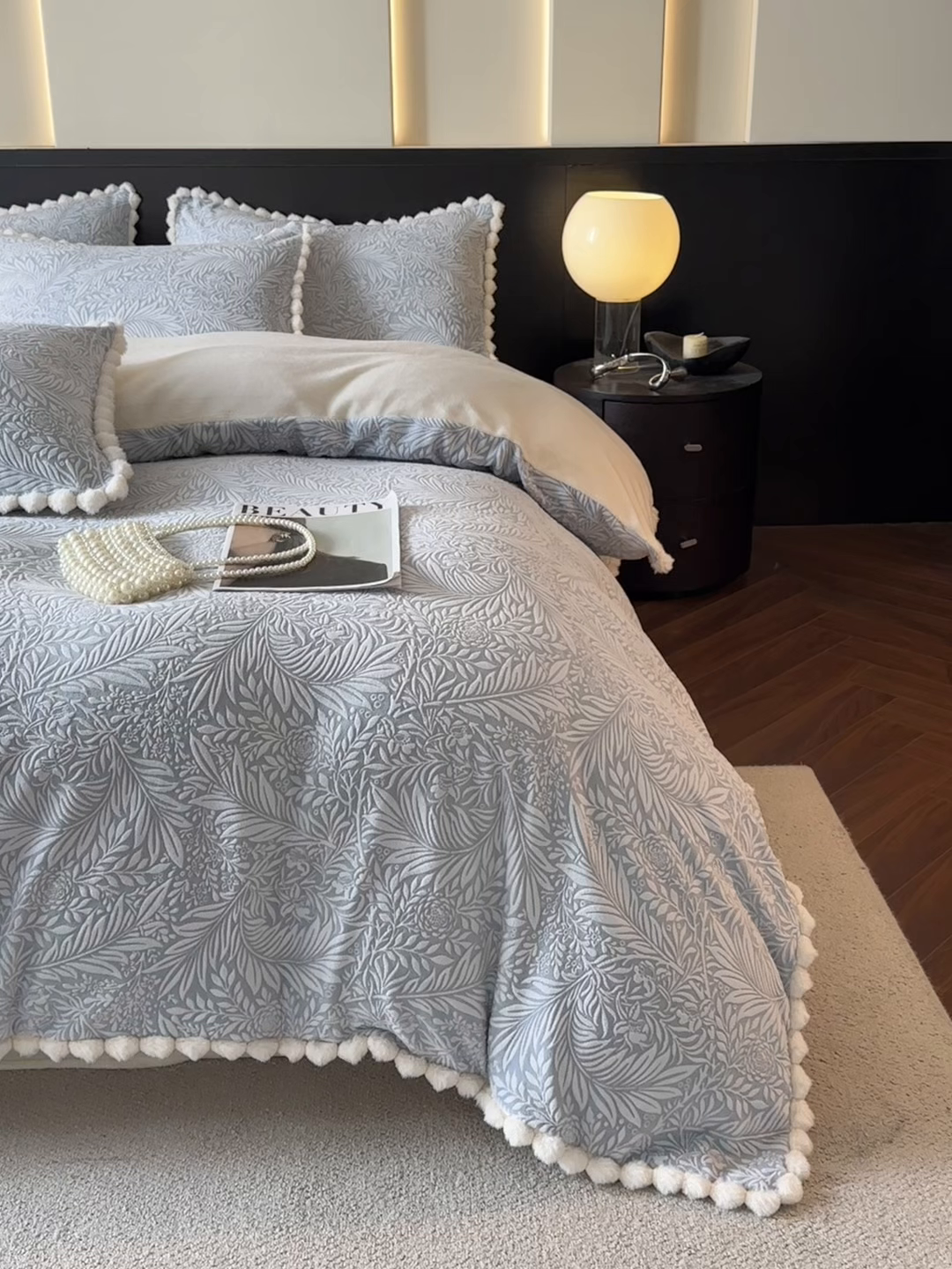 91家纺网 家纺一手货源 找家纺 羚羊语家纺 2025新款雕花绒牛奶绒兔毛球四件套轻奢风立体着色烂花牛奶绒提花加厚保暖床单 蜜绒绒-海盐蓝