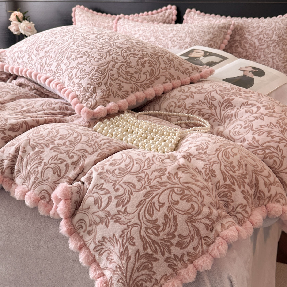 91家纺网 家纺一手货源 找家纺 羚羊语家纺 2025新款雕花绒牛奶绒兔毛球四件套轻奢风立体着色烂花牛奶绒提花加厚保暖床单 蜜绒绒-香雪粉