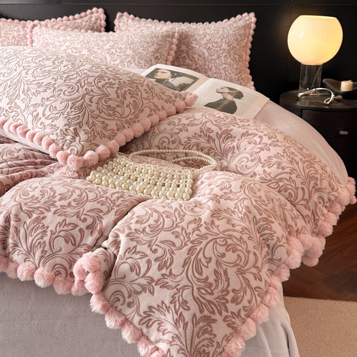 91家纺网 家纺一手货源 找家纺 羚羊语家纺 2025新款雕花绒牛奶绒兔毛球四件套轻奢风立体着色烂花牛奶绒提花加厚保暖床单 蜜绒绒-香雪粉