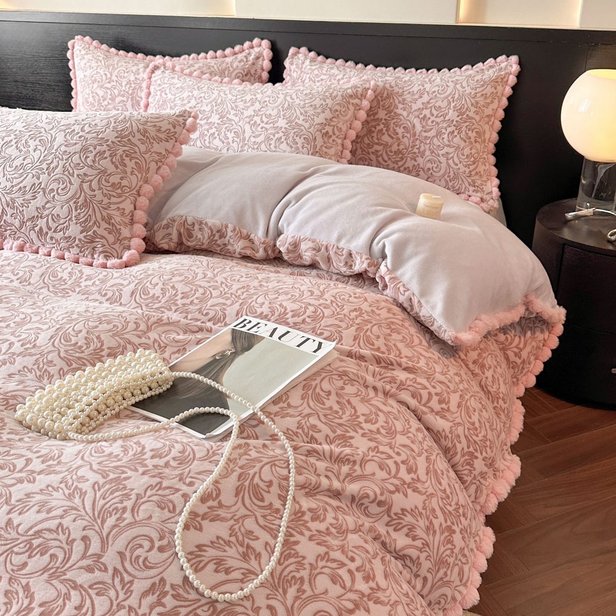 91家纺网 家纺一手货源 找家纺 羚羊语家纺 2025新款雕花绒牛奶绒兔毛球四件套轻奢风立体着色烂花牛奶绒提花加厚保暖床单 蜜绒绒-香雪粉