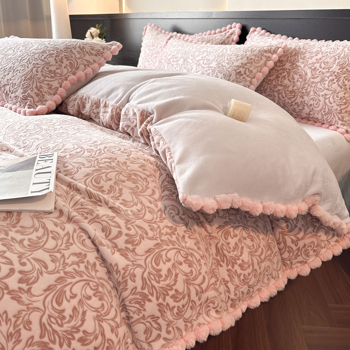 91家纺网 家纺一手货源 找家纺 羚羊语家纺 2025新款雕花绒牛奶绒兔毛球四件套轻奢风立体着色烂花牛奶绒提花加厚保暖床单 蜜绒绒-香雪粉