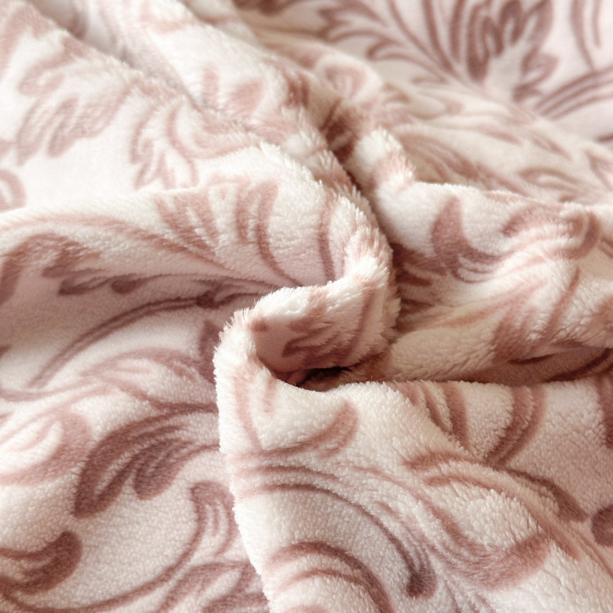 91家纺网 家纺一手货源 找家纺 羚羊语家纺 2025新款雕花绒牛奶绒兔毛球四件套轻奢风立体着色烂花牛奶绒提花加厚保暖床单 蜜绒绒-香雪粉