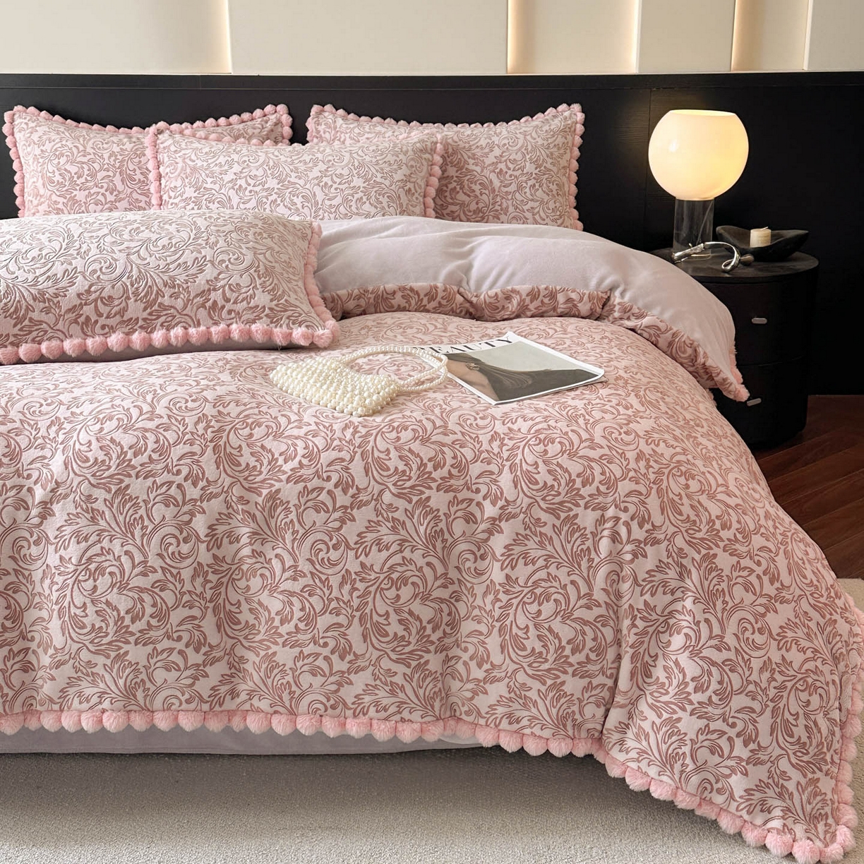 91家纺网 家纺一手货源 找家纺 羚羊语家纺 2025新款雕花绒牛奶绒兔毛球四件套轻奢风立体着色烂花牛奶绒提花加厚保暖床单 蜜绒绒-香雪粉