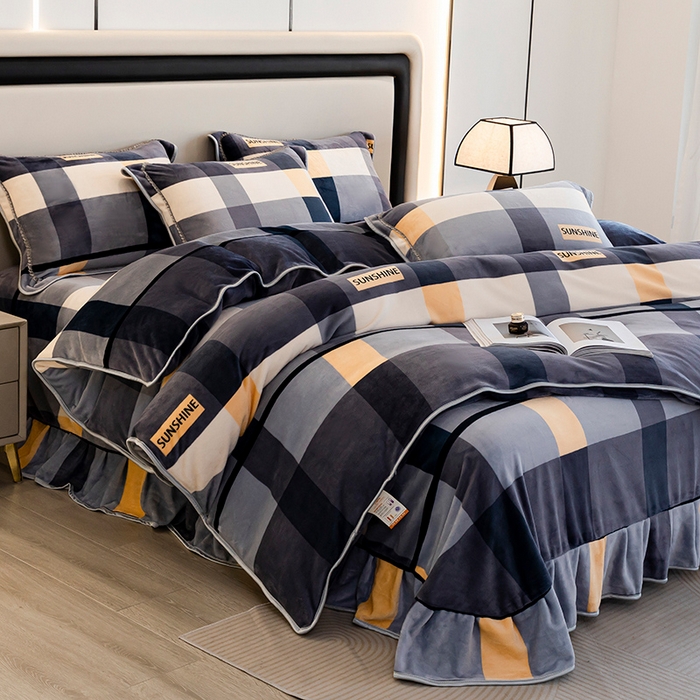 91家纺网 家纺一手货源 找家纺 博兰蒂 2025新款床裙款高克重牛奶绒印花四件套 绅士格