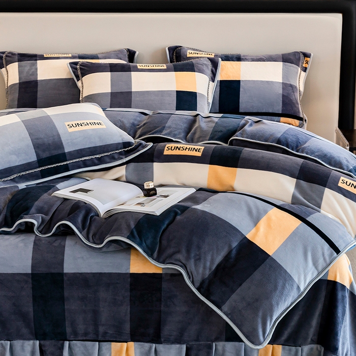 91家纺网 家纺一手货源 找家纺 博兰蒂 2025新款床裙款高克重牛奶绒印花四件套 绅士格